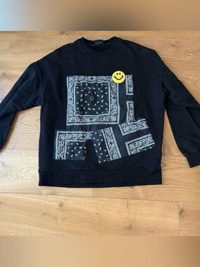 Black Bandana Patch Sweatshirt with Smiley Accent. 100% cotton, made in Italy.